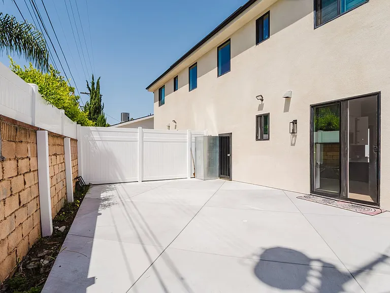 13540 Hamlin St — Photo 20