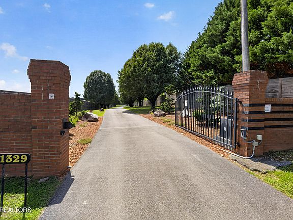 3rd image of 1329 W Hunt Rd