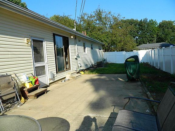 3rd image of 437 Sherwood Dr E