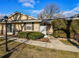 5242 Woodbridge Ln S #5242, Greenfield, WI 53221