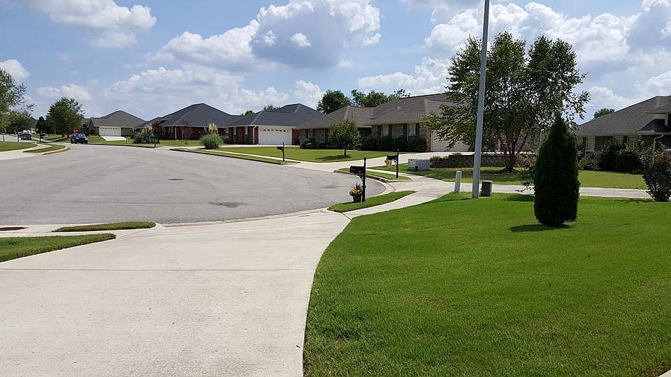 2nd image of 100 Roxberry Dr
