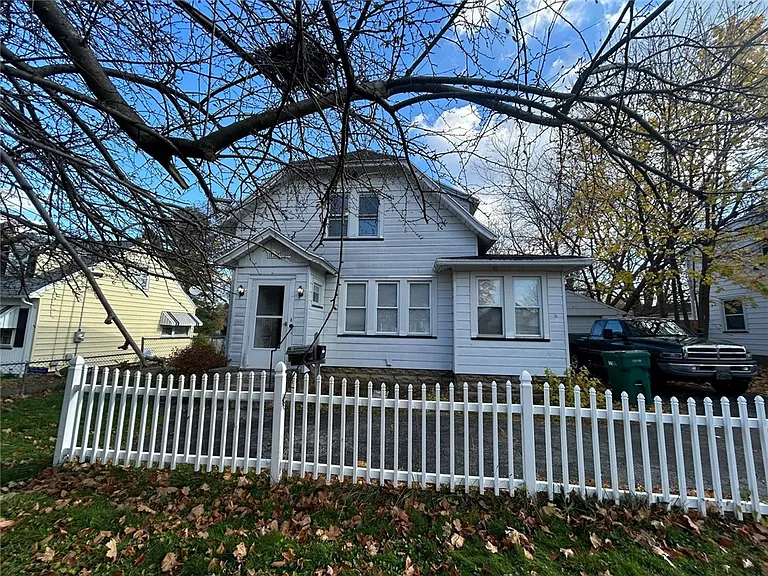 125 Windsor Rd — Photo 2