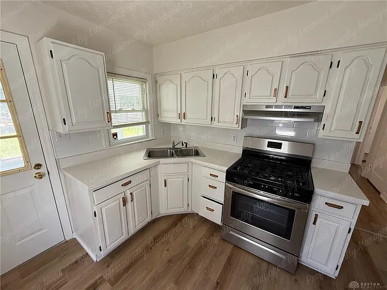 1261 Malden Ave — Photo 8