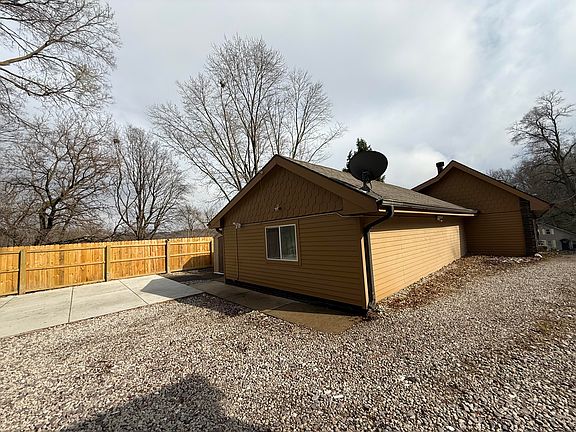 3rd image of 124 Hunter Ave