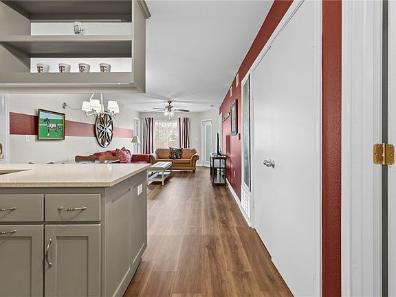 5th image of 517 Sw Pkwy #101