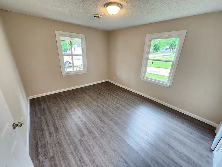 2345 N Prospect Ave — Photo 13