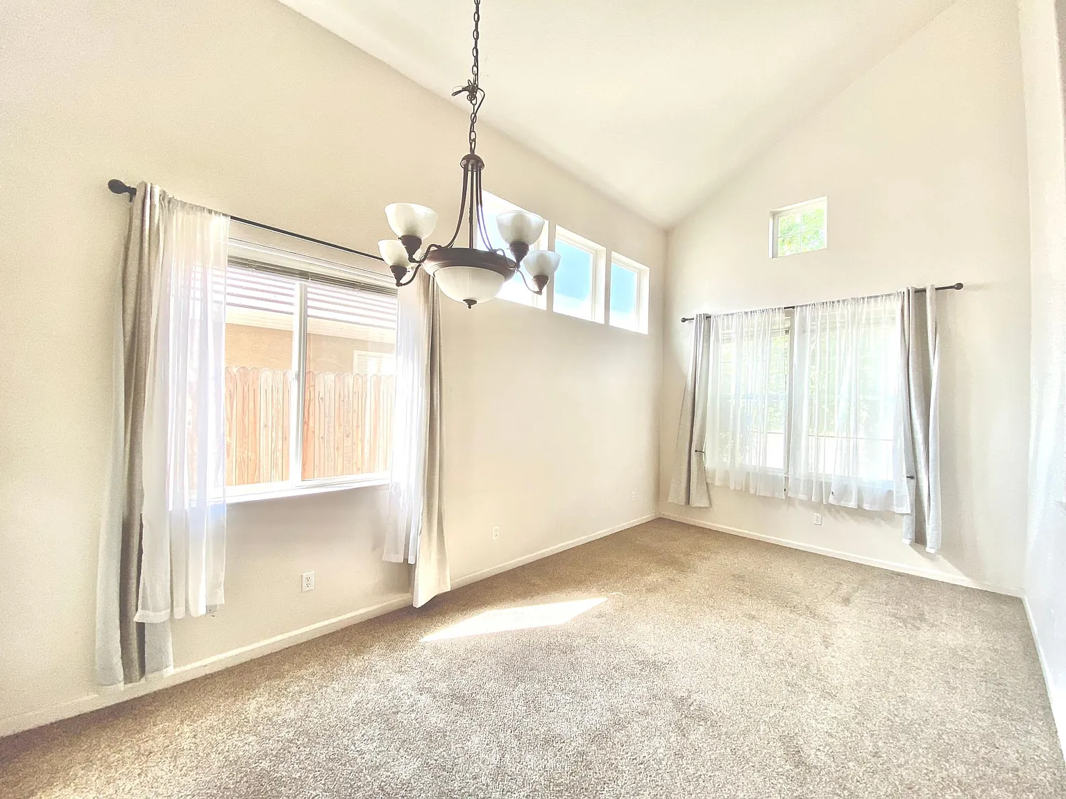 5 bed, 2303 sqft, $3,450 — Photo 4