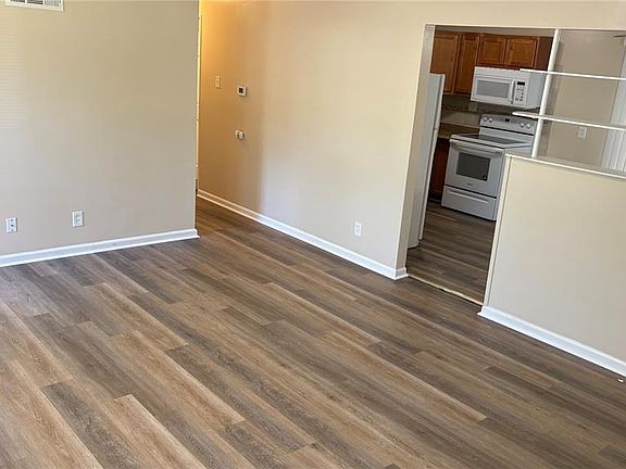 4th image of 299 Dashwood Dr