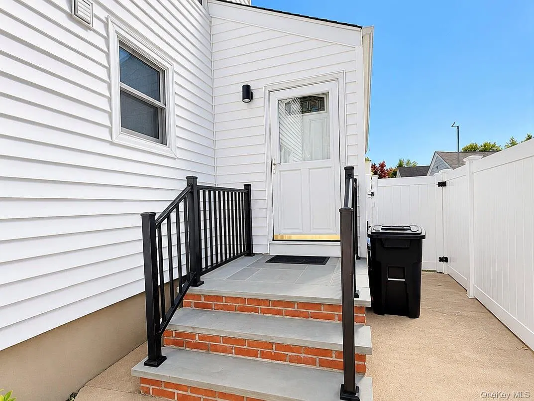2 bed, 1.0 bath, 950 sqft, $3,300 — Photo 2