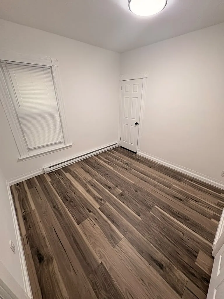 3 bed, 900 sqft, $1,700 — Photo 2