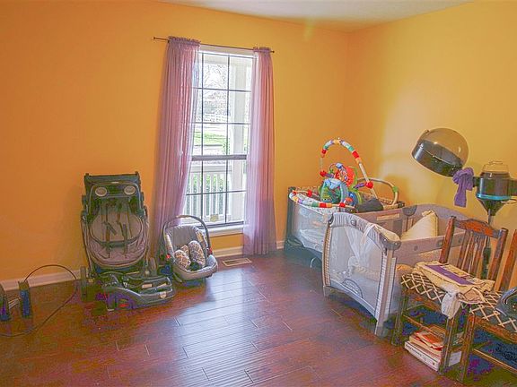 3rd image of 912 Vivian Dr