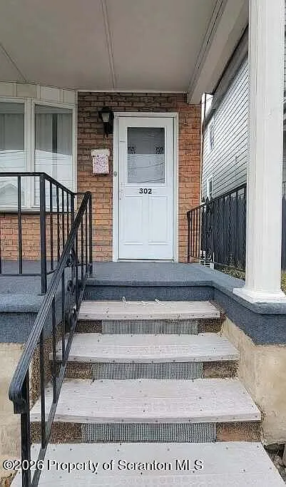 3 bed, 1.5 bath, 1400 sqft, $1,600 — Photo 3