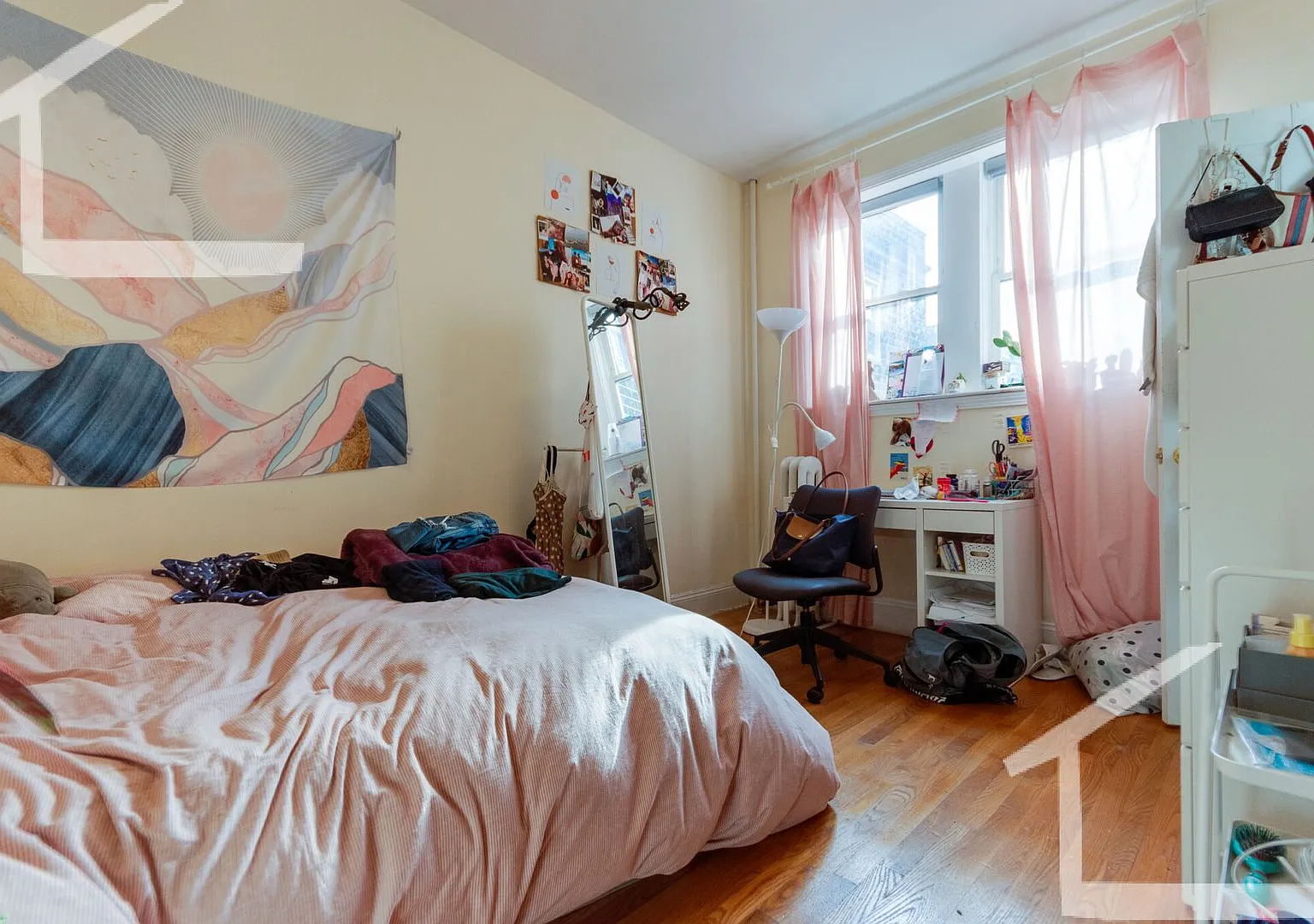 Unique BU Apartment - It's ridiculous what the living room looks like! — Photo 3