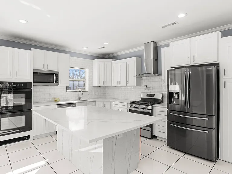 239 E Bledsoe St — Photo 14