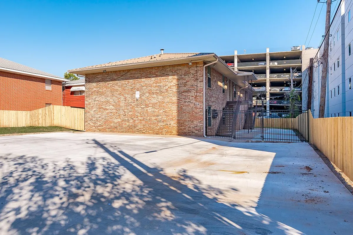 Building Photo - 214 W Maple Ave