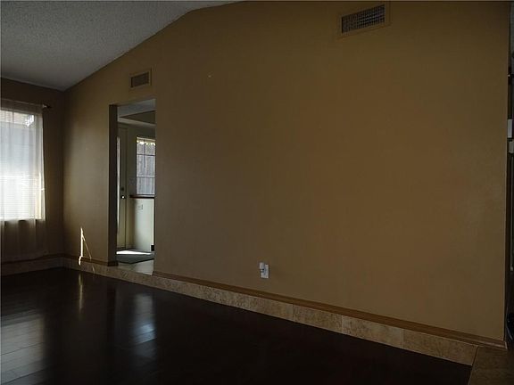 4th image of 2517 Hollydale Dr