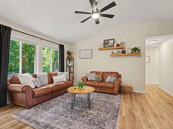 5th image of 944 Oak Brook Dr