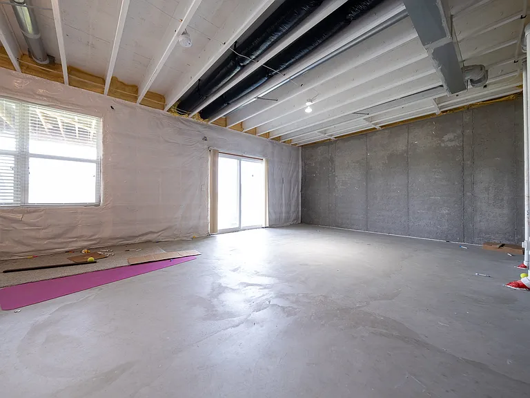 5595 Queensland Ln N — Photo 32