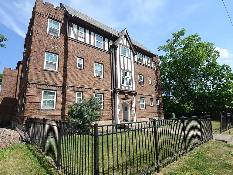 2532 Highland Ave — Photo 1
