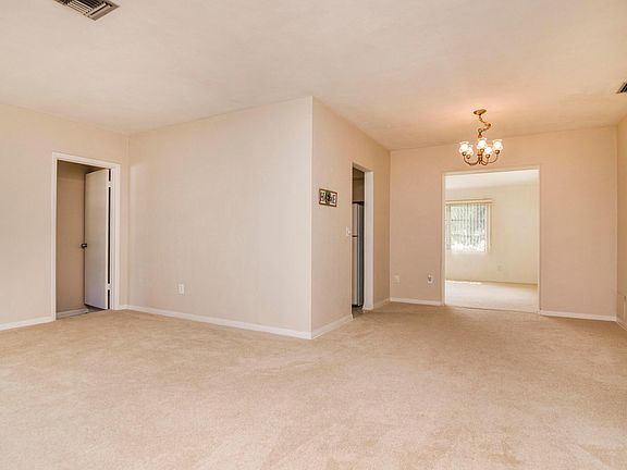 5th image of 821 Glenmore Cir