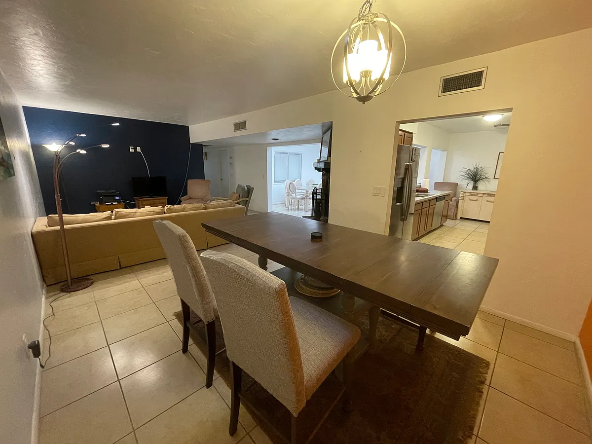 Building Photo - 2030 S Pleasant Valley Dr