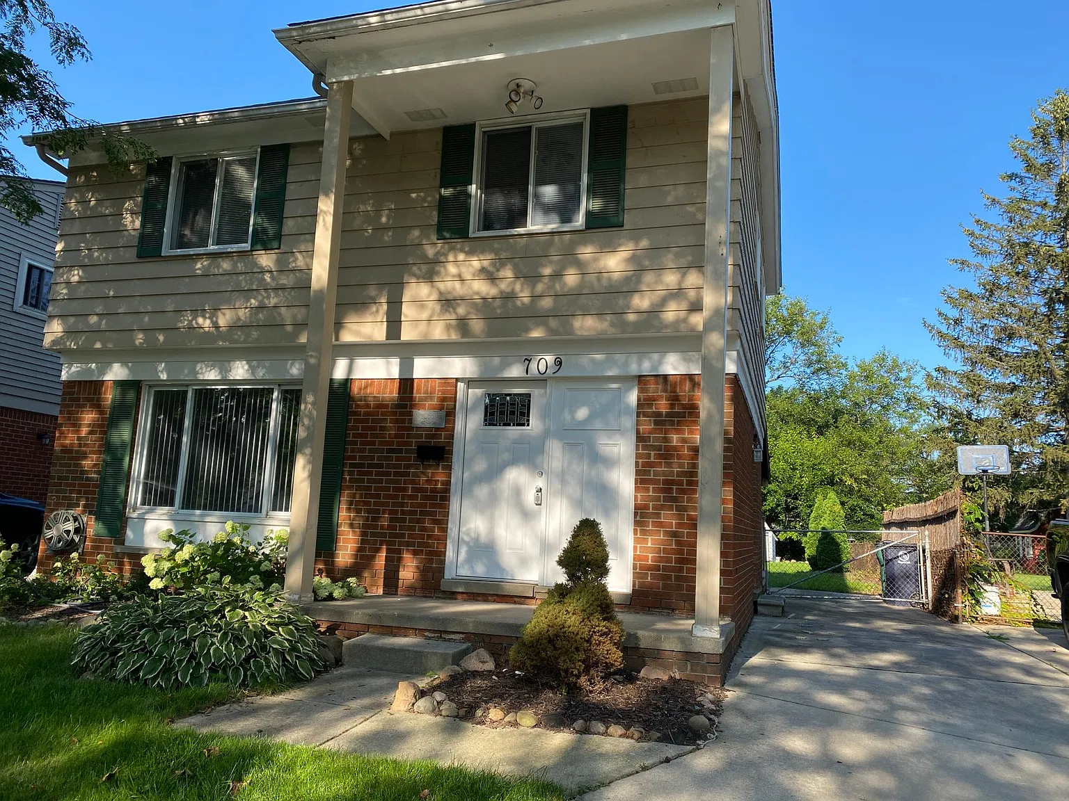 3 bed, 1.5 bath, 1242 sqft, $2,500 — Photo 2