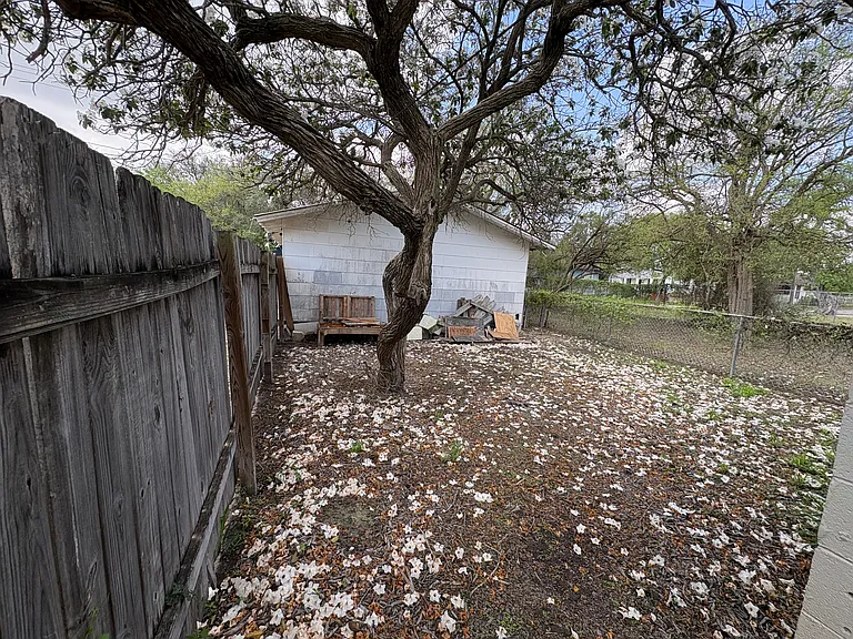 421 W Richard Ave — Photo 2