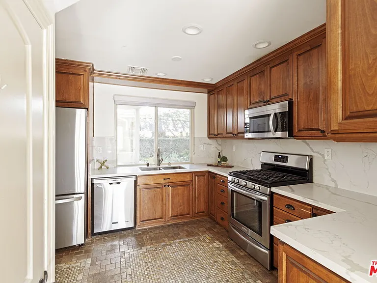 272 N Chester Ave #101 — Photo 18