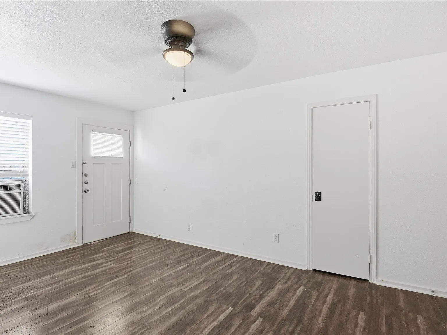 2 bed, 1.0 bath, 1222 sqft, $850 — Photo 2
