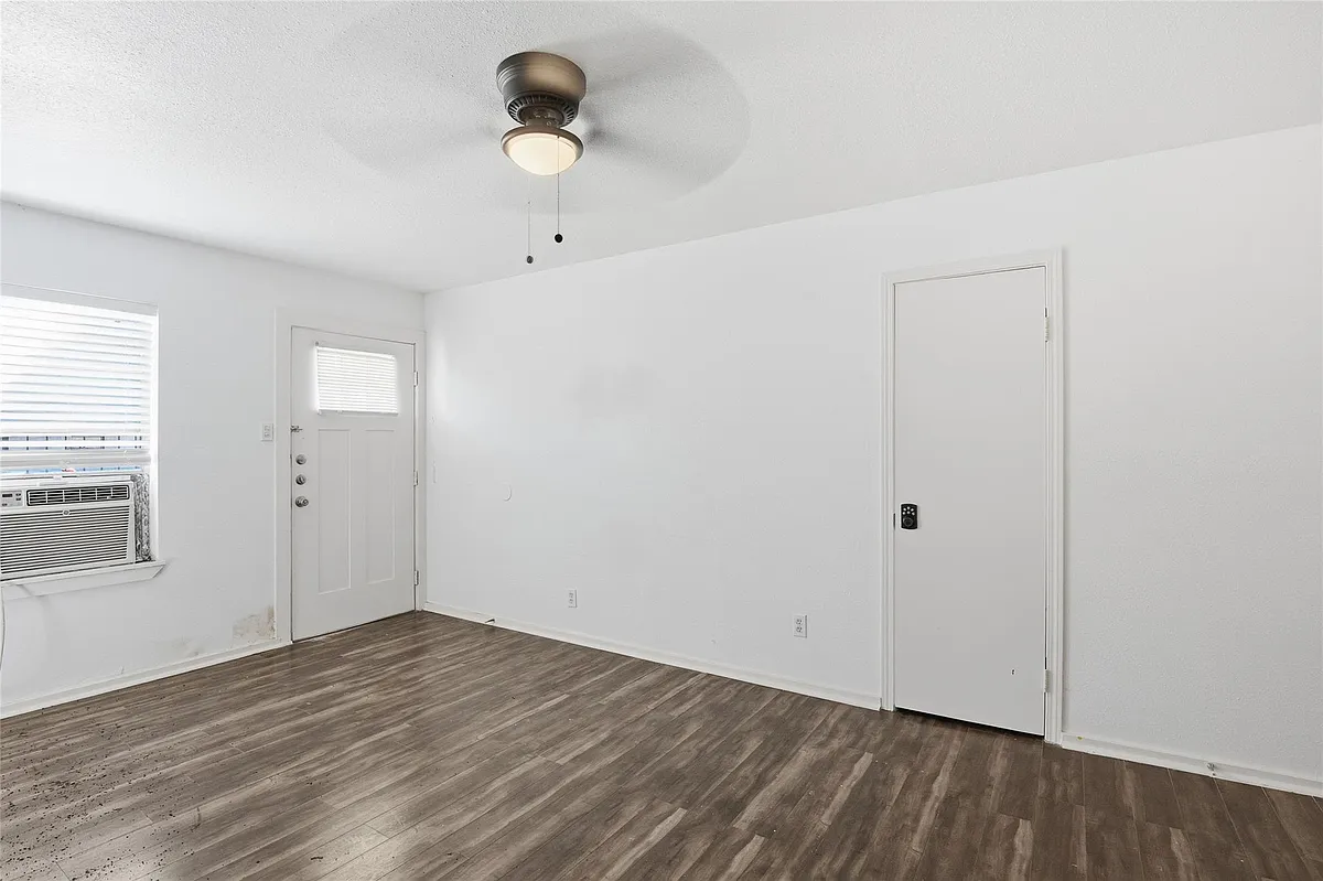 Building Photo - 5010 Ennis St S #2