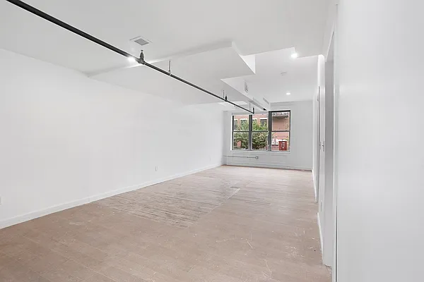 Rented by Safdie Realty Group | media 19