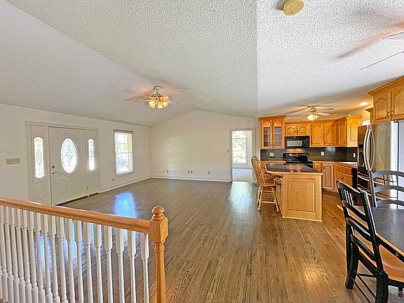 2nd image of 3805 Pineknoll Dr