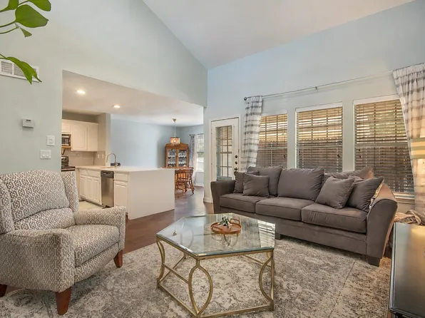 704 Creekwood Dr, Lewisville, TX 75067