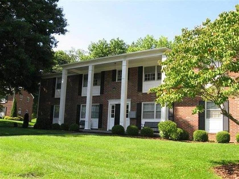 250 Jefferson Circle Unit 13 is 2nd floor left side