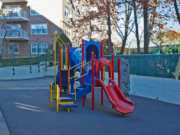 3935 Blackstone Avenue image 15 of 17