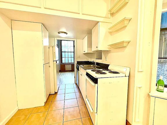 3rd image of 25 King St APT 2RE