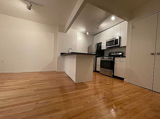 1st image of 190 E 7th St APT 216
