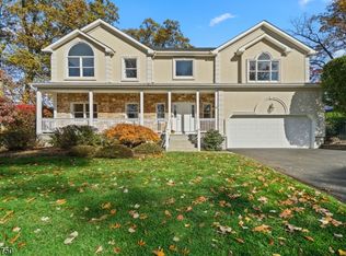 7 Coombs Ln, Midland Park, NJ 07432