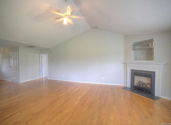 4th image of 582 Montgomery Dr