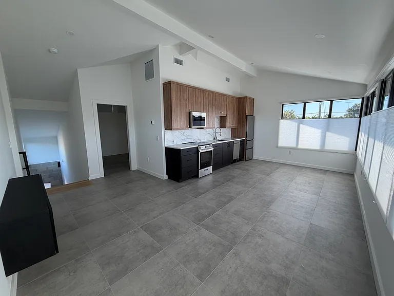 870 Carver St #B — Photo 7