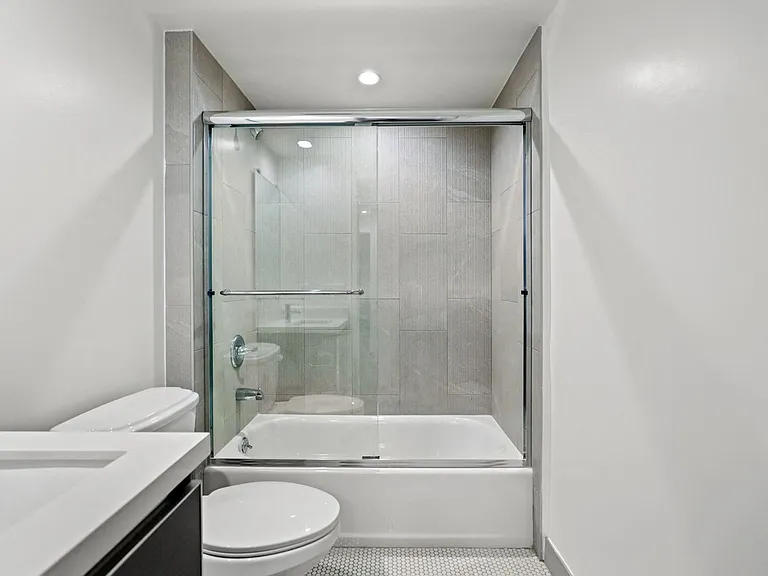 Bathroom with Shower Bath with Glass Door