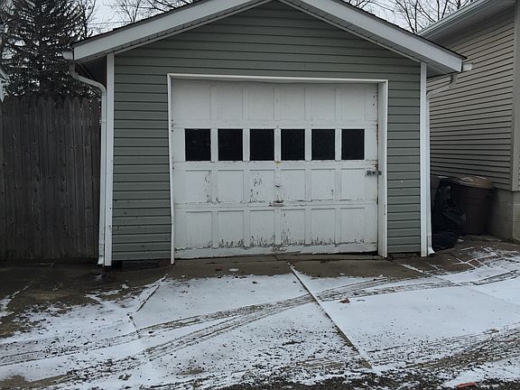 Detached garage