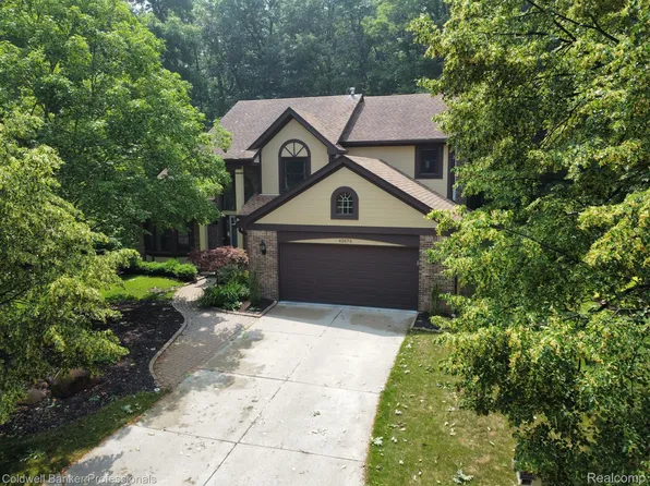 42675 Sandstone Dr, Novi, MI 48377