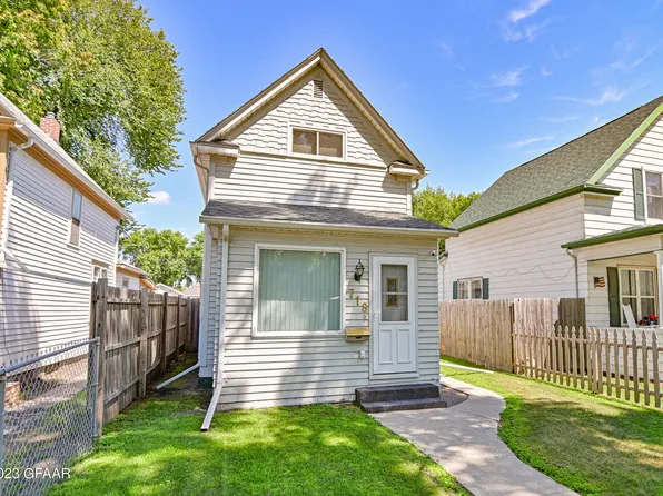 718 N 5th St, Grand Forks, ND 58203