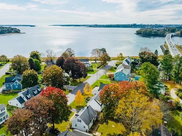 14 Just A Mere Rd, Falmouth, ME 04105