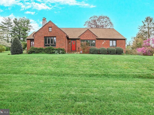 8 Pine Hill Dr, Westminster, MD 21157