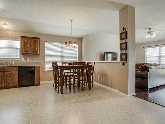 4th image of 2813 Mockingbird St