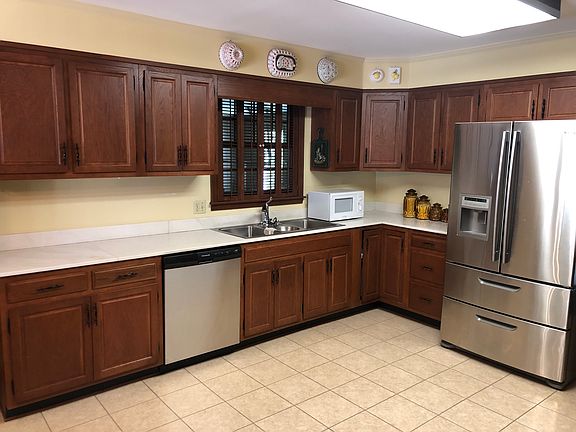 3rd image of 721 E College St