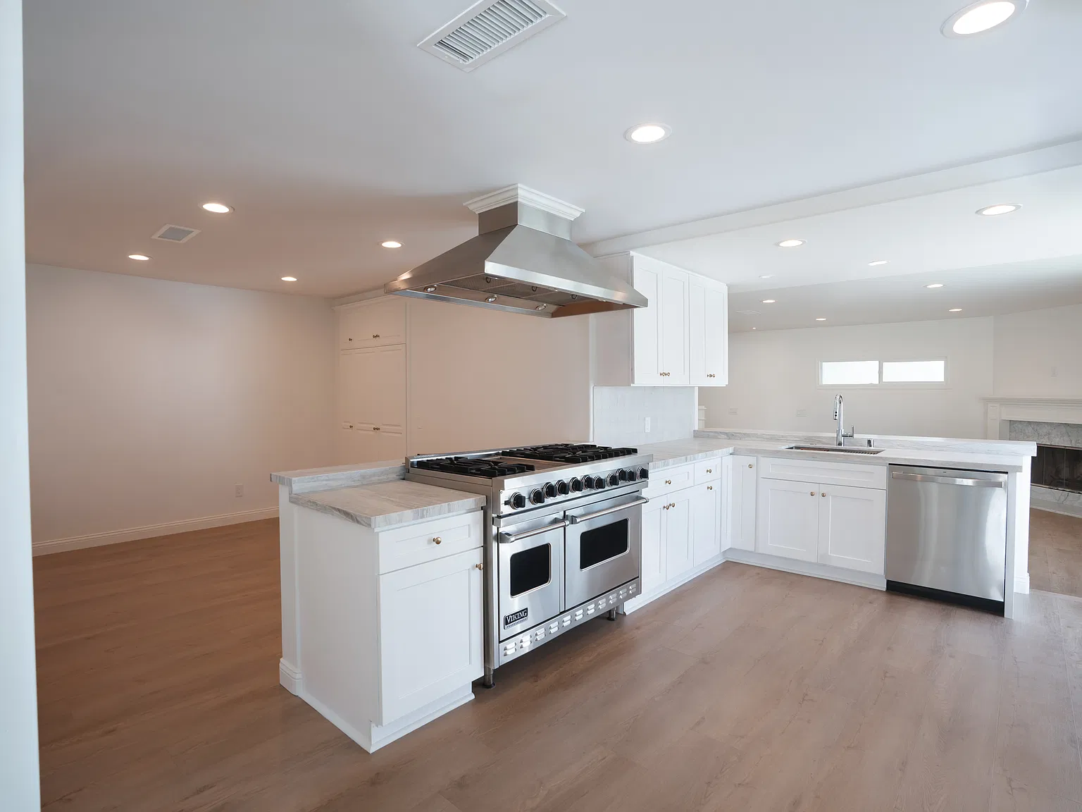 4 bed, 2500 sqft, $7,850 — Photo 3