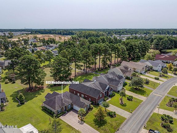 3rd image of 913 Meadowlands Trail NW